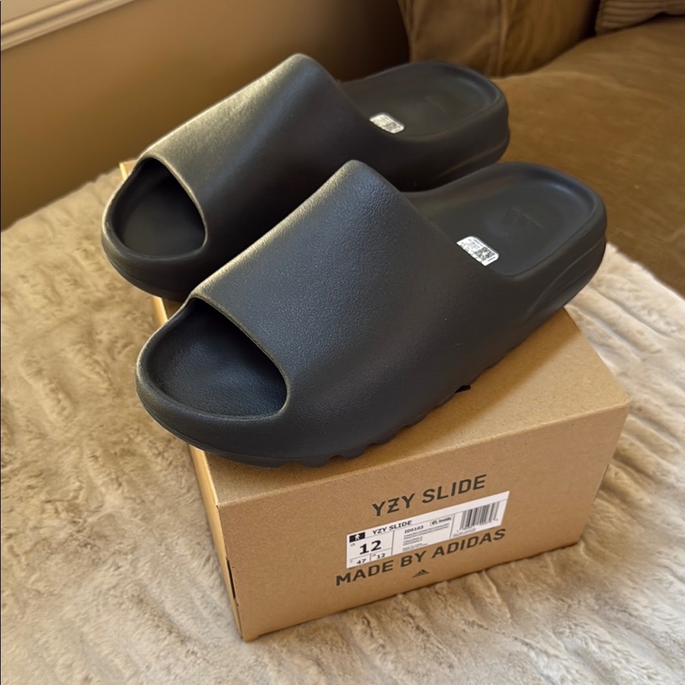 Adidas Yeezy Slide in Dakony